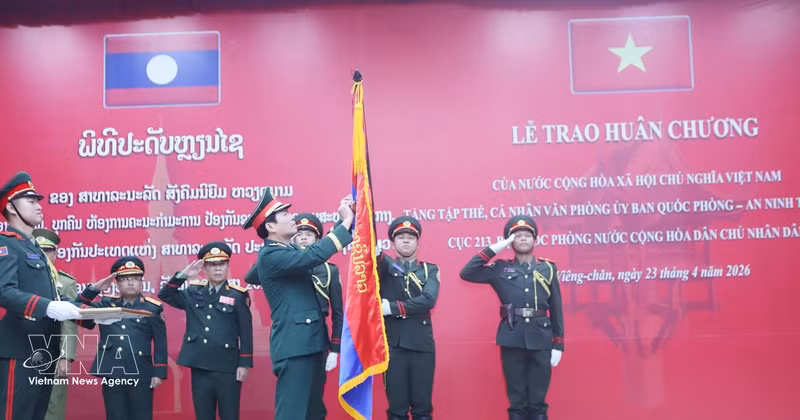 General Nguyen Tan Cuong, Chief of the General Staff of the Viet Nam People’s Army and Deputy Minister of National Defence, presents the Independence Order to the Ministry of National Defence of Laos at the ceremony in Vientiane on April 23. (Photo: VNA)
