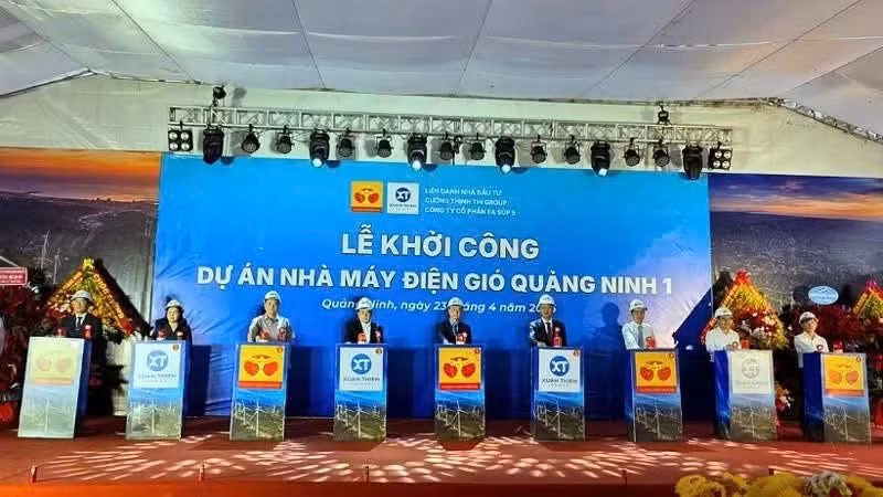 Delegates press the button to start construction of the Quang Ninh 1 wind power plant project.