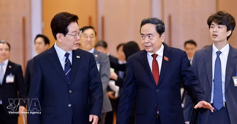 National Assembly Chairman Tran Thanh Man (right) meets with President of the Republic of Korea (RoK) Lee Jae Myung. (Photo: VNA)