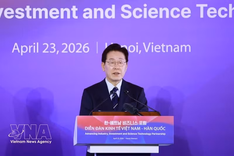 President of the Republic of Korea (RoK) Lee Jae Myung speaks at the forum (Photo: VNA)