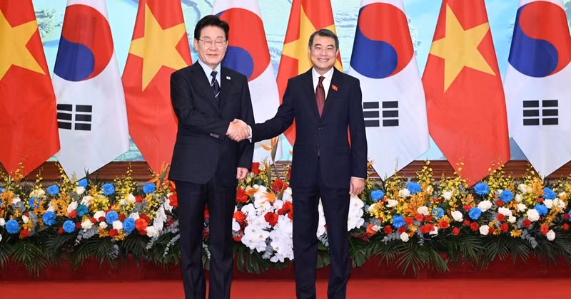Prime Minister Le Minh Hung welcomes RoK President Lee Jae Myung.