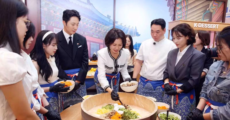 RoK First Lady Kim Hae Kyung and delegates at the Korea Culture and Tourism Festival 2026 in Ha Noi. (Photo: VNA)