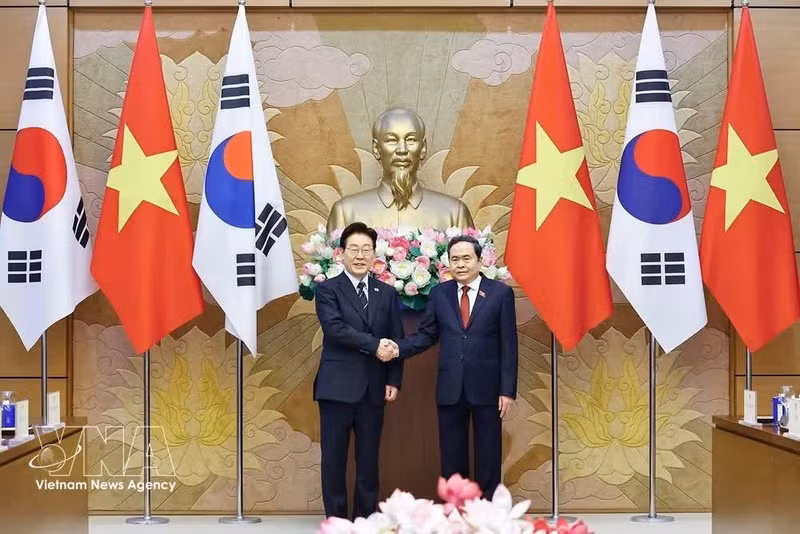 National Assembly Chairman Tran Thanh Man (right) meets with President of the Republic of Korea (RoK) Lee Jae Myung. (Photo: VNA)