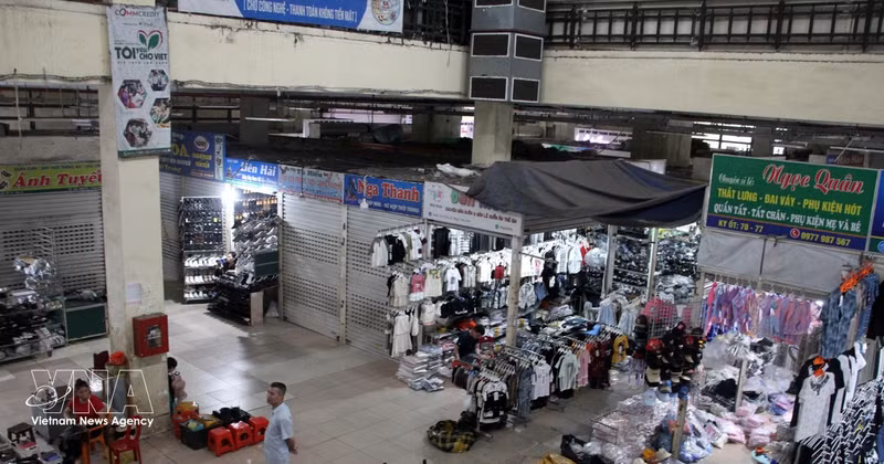 Kiosks at Vinh market in Nghe An province (Illustrative photo: VNA)