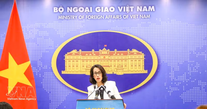 Spokeswoman of the Ministry of Foreign Affairs Pham Thu Hang responds to questions from reporters at the press briefing on April 23, 2026. (Photo: VNA)