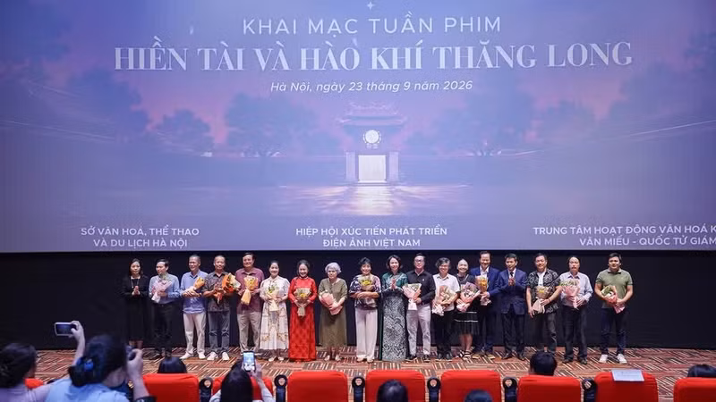The organising committee presents flowers to artists and filmmakers whose films are being screened during the film week. (Photo: ANH VU)