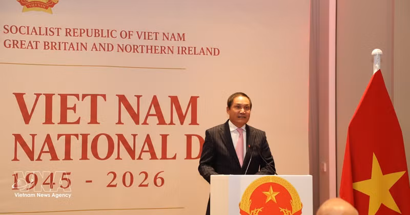 Vietnamese Ambassador to the UK Do Minh Hung speaks at the ceremony in London on September 23. (Photo: VNA)