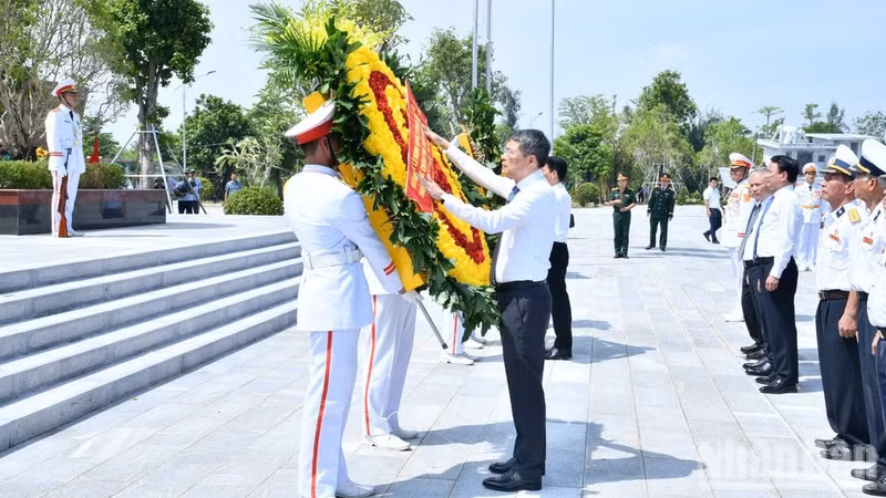 Prime Minister Le Minh Hung performs the ritual of arranges flowers before paying tribute at the Memorial of the K15 Wharf Special National Relic Site. (Photo: THANH GIANG)