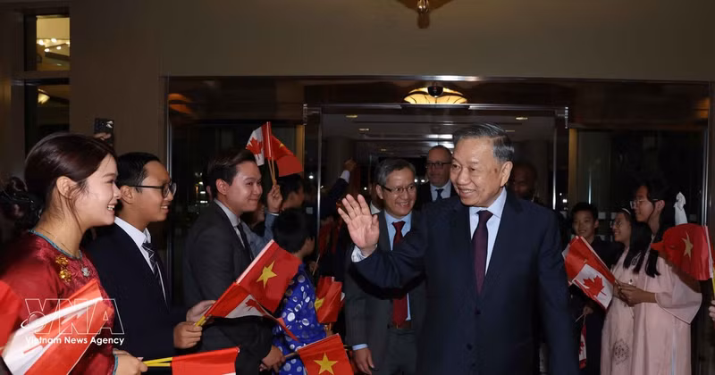 Vietnamese Embassy officials and staff, and representatives of the Vietnamese community in Canada welcome General Secretary of the Communist Party of Viet Nam Central Committee and President To Lam. (Photo: VNA)