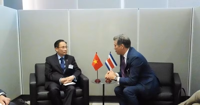 Minister of Foreign Affairs Le Hoai Trung (L) meets with Costa Rican Foreign Minister Manuel Tovar Rivera (Photo: baoquocte.vn)
