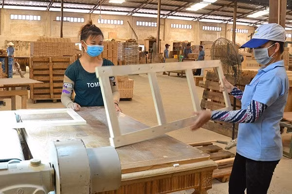 Wood furniture production for export at Nhat Nam Joint Stock Company in Bien Hoa 1 Industrial Park.