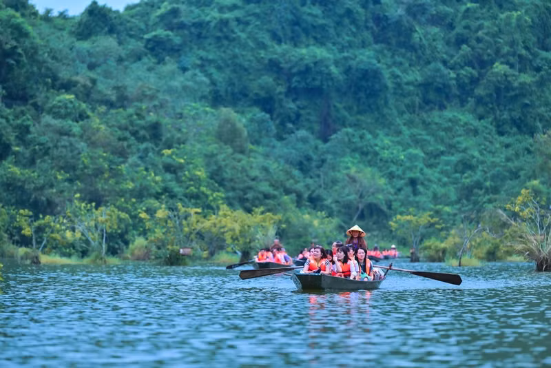 Developing the economy alongside protecting natural forests is considered a sustainable direction in the future. (Photo: BAO LONG)