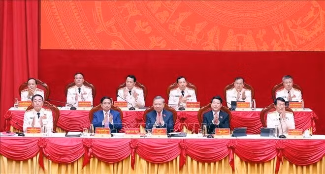 Party General Secretary To Lam, State President Luong Cuong, and Prime Minister Pham Minh Chinh participate in the Presidium of the Congress. (Photo: VNA)
