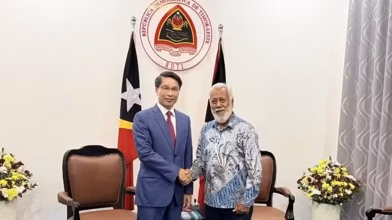 Pham Binh Dam, Chargé d’Affaires of Viet Nam in Timor-Leste, pays a courtesy call on Prime Minister Xanana Gusmão. (Photo courtesy of the Vietnamese Embassy in Timor-Leste)