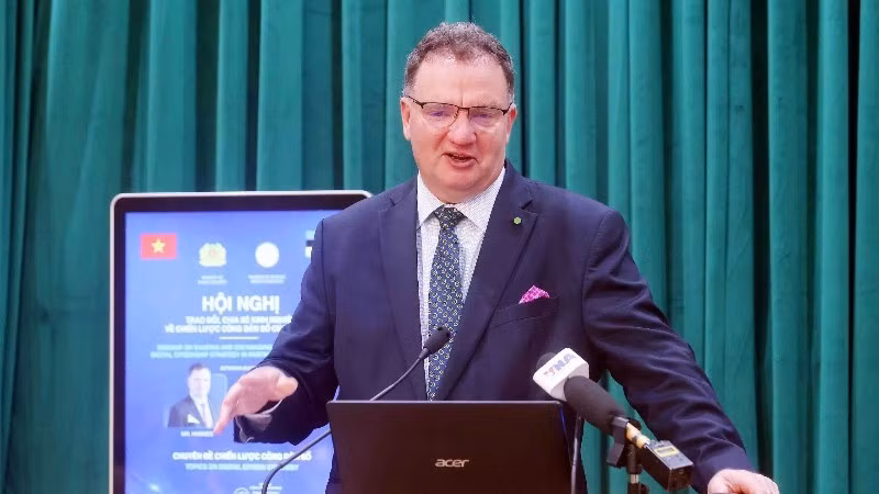 Hannes Astok, Executive Director and Chairman of the Management Board at the Estonian e-Governance Academy, shares Estonia’s experiences at the event. (Photo: nhandan.vn)