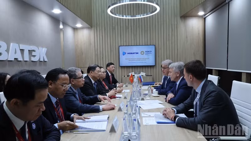 Permanent Deputy Prime Minister Pham Gia Tuc meets with executives of Russia’s Novatek Group. (Photo: nhandan.vn)