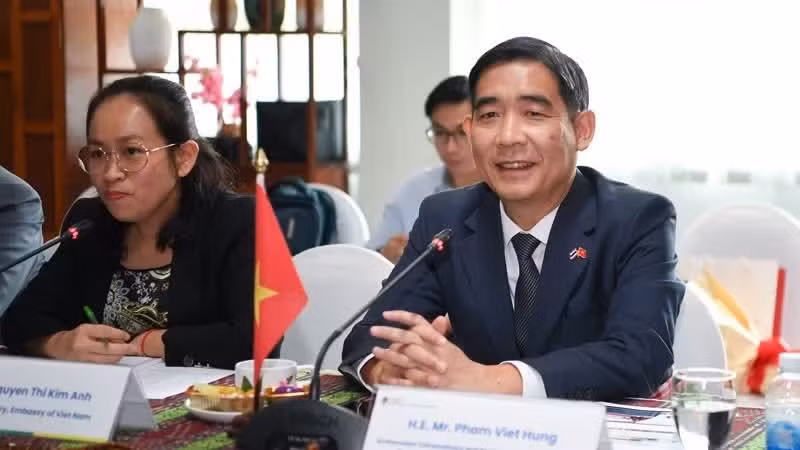 Vietnamese Ambassador Pham Viet Hung (right) pays a working visit to Thailand’s Rajabhat Udon Thani University (UDRU). (Photo: nhandan.vn)