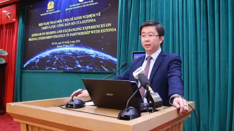 Deputy Minister of Science and Technology Bui Hoang Phuong speaks at the international conference in Ha Noi on June 5 to exchange experiences on Estonia’s digital citizenship strategy. (Photo: nhandan.vn)