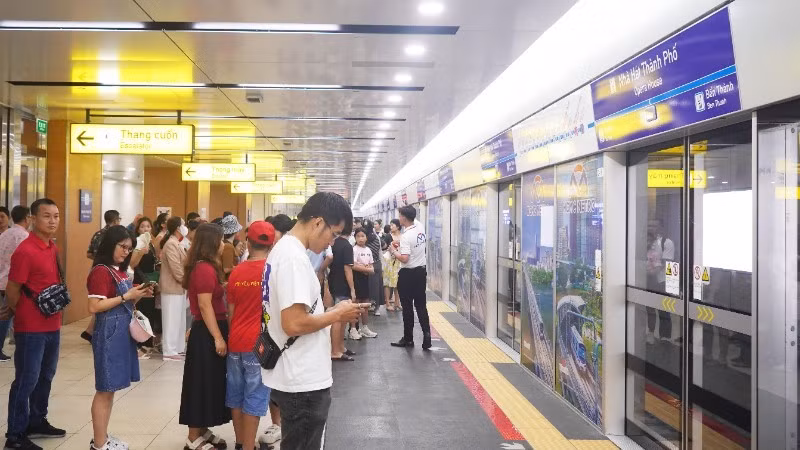 Passengers wait to board the Ben Thanh–Suoi Tien metro line, which attracts a large number of commuters every day. (Photo: VO LE)