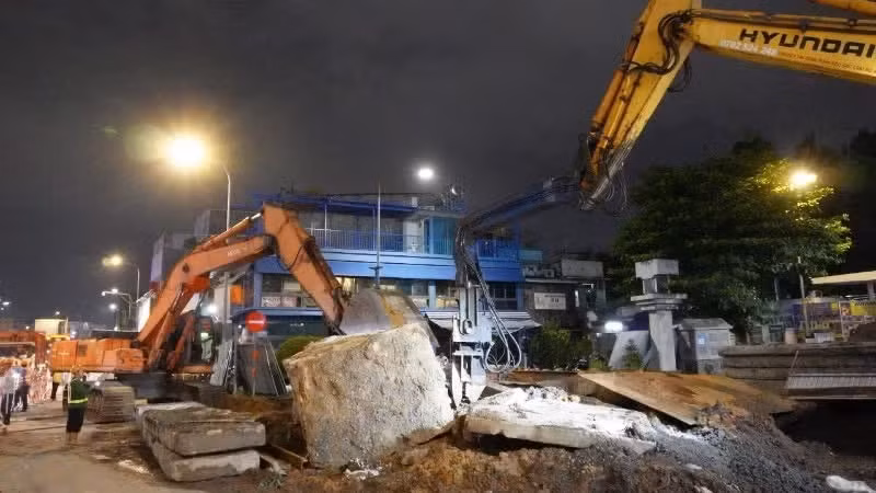 Construction of Metro Line No. 2 (Ben Thanh–Tham Luong section) is underway at Bay Hien Station. (Photo: VO LE)