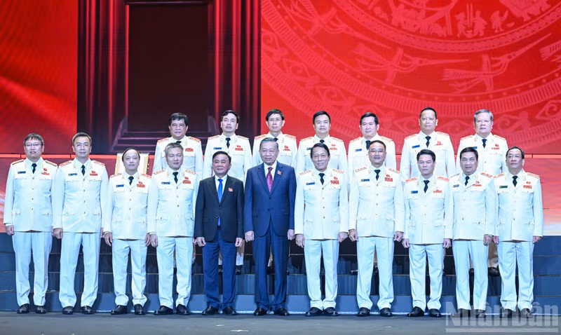 General Secretary and State President To Lam poses for a photograph with delegates attending the ceremony marking the 80th anniversary of the People's Security Force's traditional day (July 12, 1946 – July 12, 2026) and receiving the Gold Star Order.