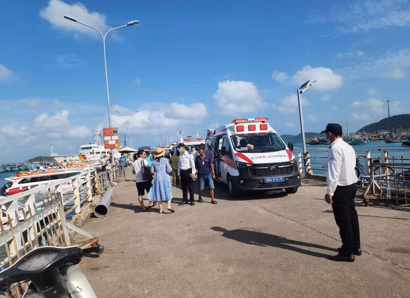 The rescue force deploys maximum personnel and equipment for search and rescue operations after a tourist canoe capsizes off Phu Quoc Island in An Giang province on July 11 afternoon. (Photo: congly.vn)