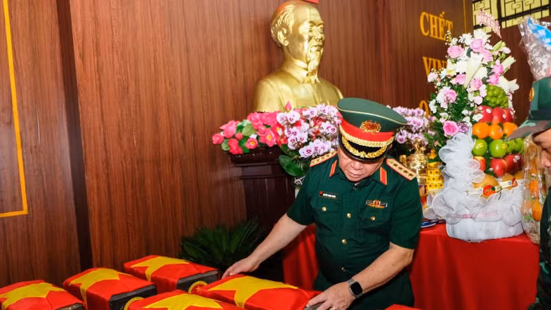 General Nguyen Trong Nghia inspects the management of fallen soldiers' remains. (Photo: nhandan.vn)