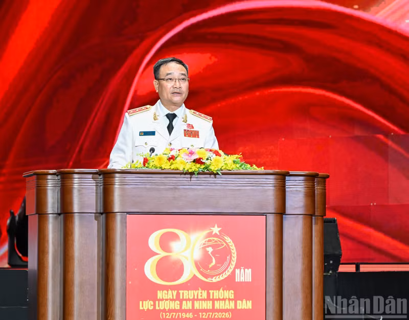 Senior Lieutenant General Pham The Tung, Member of the Party Central Committee, Deputy Minister of Public Security, and Head of the Security Investigation Agency of the Ministry of Public Security, delivers the speech at the ceremony.