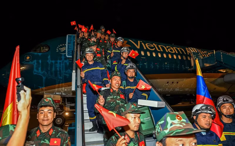 The Vietnamese rescue team return to Ha Noi early on July 11 after completing their relief mission in Venezuela following the twin earthquakes on June 24. (Photo: cand.vn)