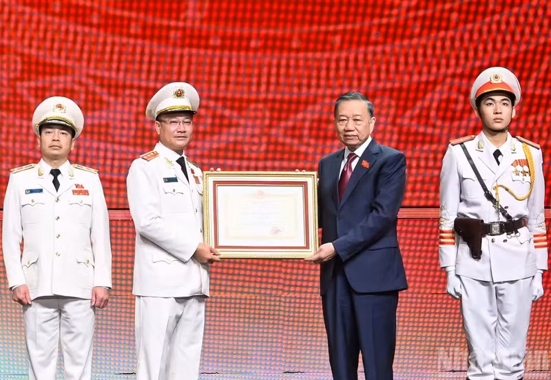 General Secretary and State President To Lam presents the Gold Star Order to the People's Security Force.