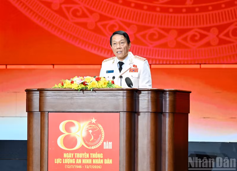 General Luong Tam Quang, Member of the Politburo, Secretary of the Central Public Security Party Committee, and Minister of Public Security, delivers a speech at the ceremony.