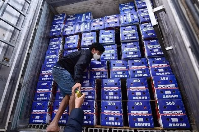 A container truck carrying imported farm produce. Congestions of farm produce and food occurring at several border gates following the application of new food safety decree have been largely resolved. (Photo courtesy of Ministry of Agriculture and Environment)