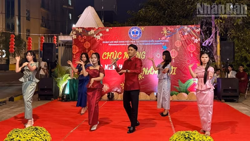 An artistic performance at the Student Tet – Welcome Lunar New Year of the Horse 2026 programme. (Photo: HUY VU)