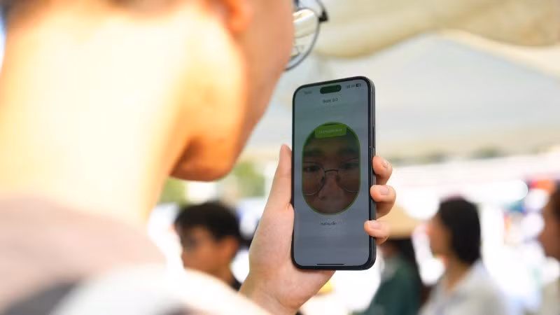 Users carry out biometric authentication on the VCB Digibank application.