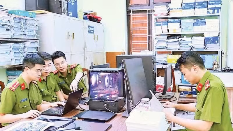 Police in Hung Yen Province are expanding investigations and apprehending numerous individuals involved in a case of using high technology to infringe on copyright and related rights.