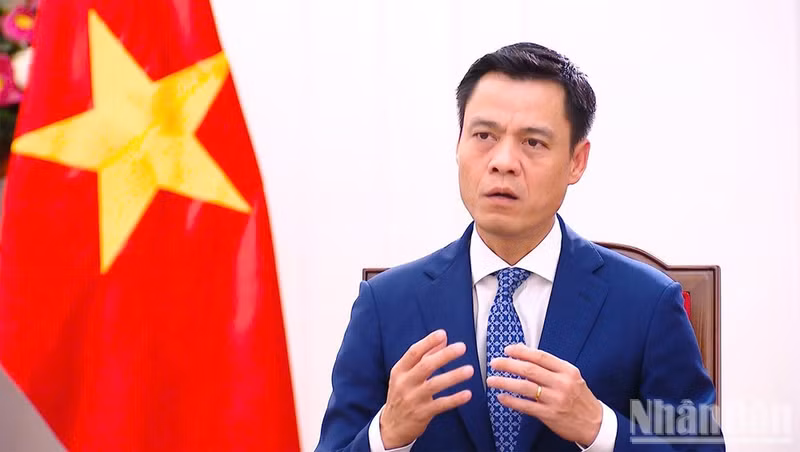 Deputy Minister of Foreign Affairs Dang Hoang Giang gives an interview to the press about the purpose and significance of the working trip. (Photo: HONG QUAN)
