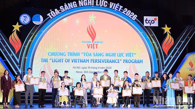 Individuals are honoured at “Shining Vietnamese Resilience 2026” programme (Photo: LINH PHAN)
