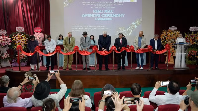 Delegates perform the ribbon-cutting ceremony to open the festival. (Photo: Organising Committee)