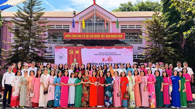 Officials and teachers of Nguyen Nhu Kon Tum Primary School for Pedagogical Practice excellently completed their tasks in the 2024-2025 school year. (Photo: nhandan.vn)