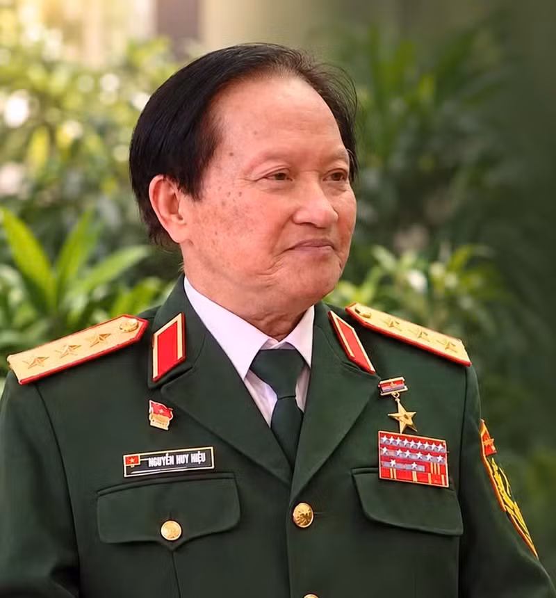 Nguyen Huy Hieu, Senior Lieutenant General, Academician, Hero of the People's Armed Forces, former member of the Party Central Committee, and former Deputy Minister of National Defence.