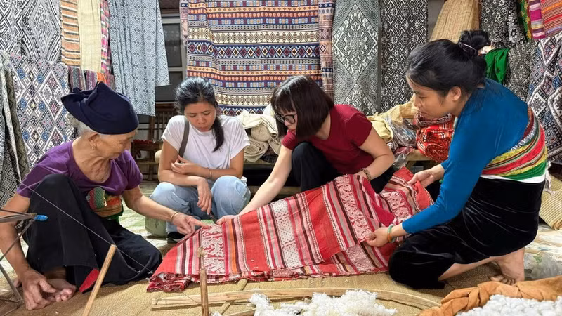 Representatives of Craft Link work with a brocade weaving group to preserve traditional crafts. (Photo: CRAFT LINK)