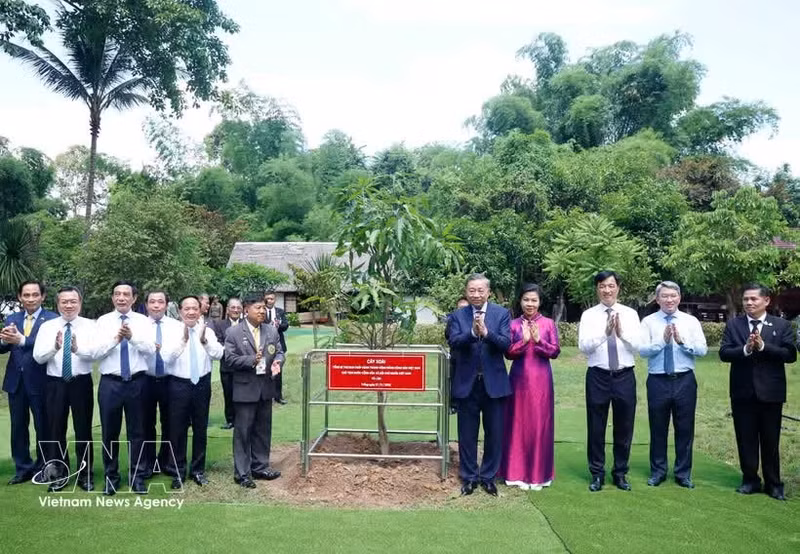 Party General Secretary and State President To Lam (fifth, left) and his spouse (fourth, left) plant a commemorative tree at the Ho Chi Minh Memorial Site in Udon Thani province on May 27. (Photo: VNA)