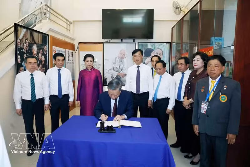 Party General Secretary and State President To Lam signs the guestbook at the Ho Chi Minh Memorial Site in Udon Thani province on May 27. (Photo: VNA)