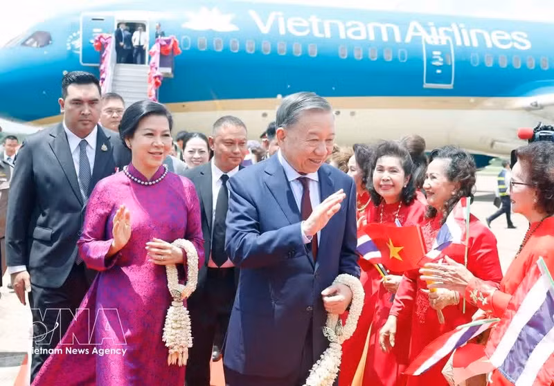 Party General Secretary and State President To Lam and his spouse are welcomed at Udon Thani International Airport on May 27 afternoon. (Photo: VNA)