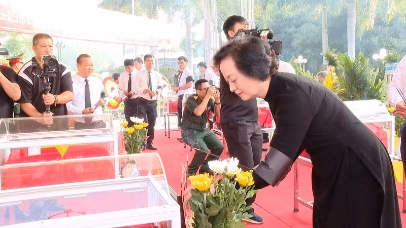 Deputy Prime Minister Pham Thi Thanh Tra offers incense in tribute to the fallen heroes.