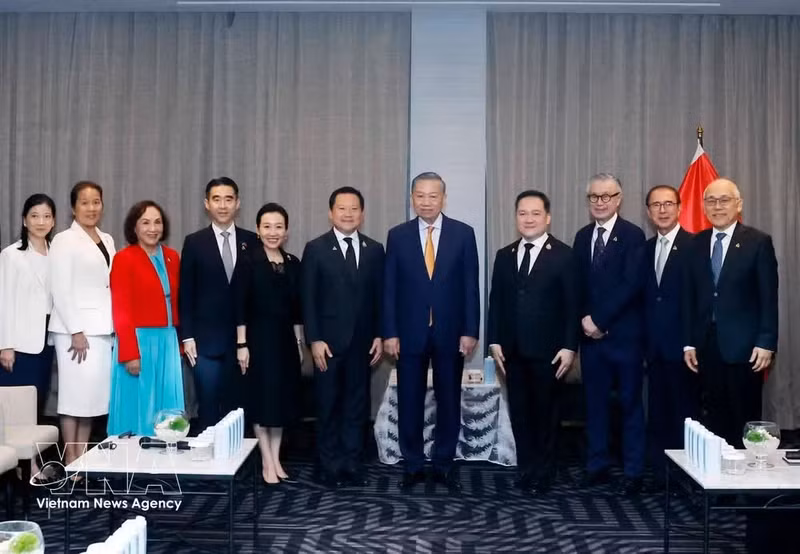 Party General Secretary and State President To Lam receives Thapana Sirivadhanabhakdi, Executive Chairman of TCC Group and CEO of Thai Beverage Public Company Limited (ThaiBev), in Bangkok on May 27, 2026. (Photo: VNA)