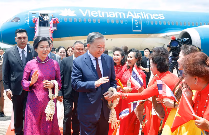 Officials from the Vietnamese Embassy, the Consulate General of Viet Nam, and members of the Vietnamese community in Thailand welcome General Secretary and State President To Lam and his spouse at Udon Thani International Airport. (Photo: VNA)