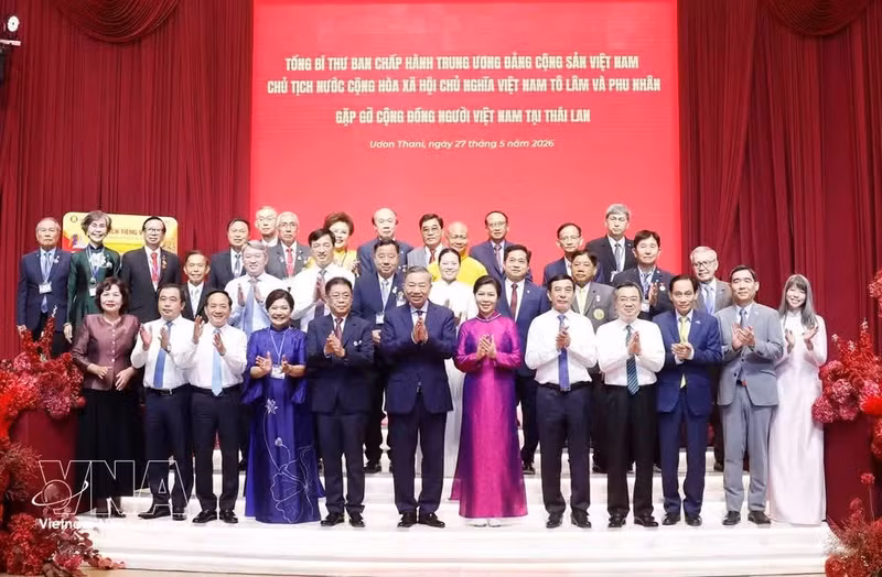 Party General Secretary and State President To Lam, his spouse and participants at the meeting. (Photo: VNA)