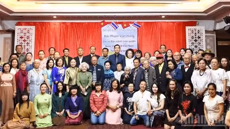 Vietnamese Ambassador to Thailand Pham Viet Hung meets the Executive Committee of the Vietnamese Association in Chiang Mai Province and more than 120 overseas Vietnamese, November 27, 2025. (Photo: Nhan Dan Newspaper)