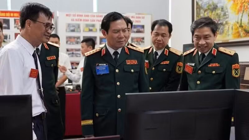 General Nguyen Tan Cuong, Member of the Party Central Committee, Member of the Standing Committee of the Central Military Commission, Chief of the General Staff of the Viet Nam People's Army, and Deputy Minister of National Defence, visits initiatives displayed at the Party Congress of the Government Cipher Committee for the 2025–2030 term. (Photo: qdnd.vn)